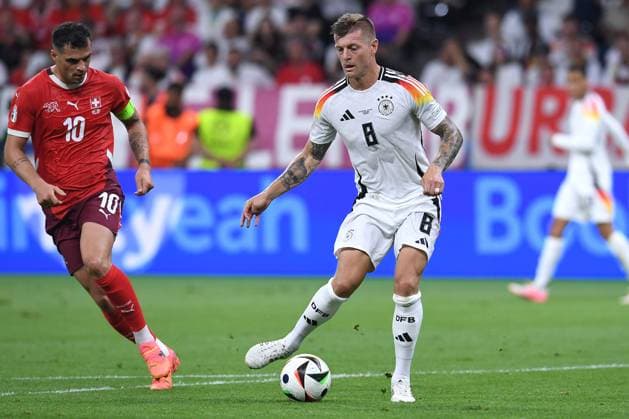Fußball UEFA EURO, EM, Europameisterschaft,Fussball 2024 Gruppenphase 3. Spieltag Schweiz - Deutschland am 23.06.2024 in der Frankfurt Arena in Frankfurt Granit Xhaka ( Schweiz ), links - Toni Kroos ( Deutschland ), rechts