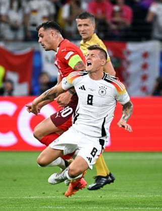 Fussball, Europameisterschaft, EURO 2024, Gruppe A, Frankfurt Arena: Schweiz - Deutschland; Toni Kroos (GER), Granit Xhaka (SUI). Aktion