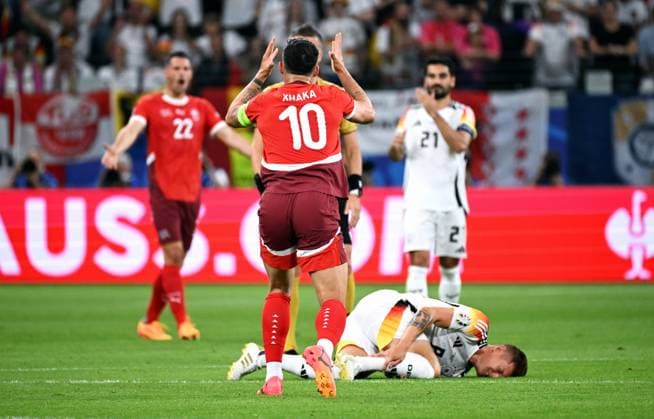 Fussball, Europameisterschaft, EURO 2024, Gruppe A, Frankfurt Arena: Schweiz - Deutschland; Granit Xhaka (SUI) reklamiert die Schiedsrichter Entscheidung.