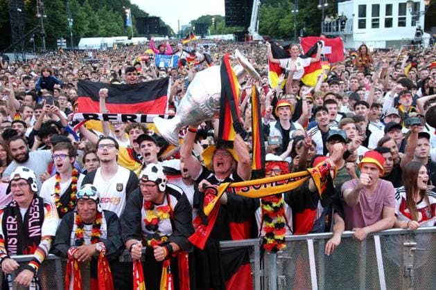 DEU, FIFA, EM-2024, Fanmeile, 23.06.2024, Strasse des 17.Juni, Fanmeile, Berlin, DEU, FIFA, EM-2024, Fanmeile, im Bild Zuschauer, Besucher, Fans, Fahnen Foto: Juergen Engler nordphoto GmbH