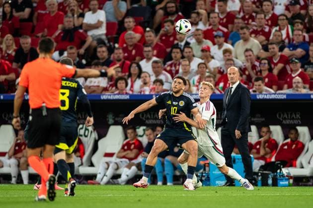UEFA EURO, EM, Europameisterschaft,Fussball 2024: Schottland - Ungarn; 23.06.2024 Che Adams (Schottland, 10), Andras Schäfer (Ungarn, 13) UEFA EURO 2024: Schottland - Ungarn; Stuttgart Stadion, Stuttgart; 23.06.2024 Copyright: xBEAUTIFULxSPORTS Buriakovx