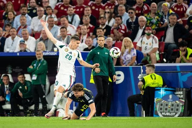 UEFA EURO, EM, Europameisterschaft,Fussball 2024: Schottland - Ungarn; 23.06.2024 Roland Sallai (Ungarn, 20), Jach Hendry (Schottland, 13) UEFA EURO 2024: Schottland - Ungarn; Stuttgart Stadion, Stuttgart; 23.06.2024 Copyright: xBEAUTIFULxSPORTS Buriakovx