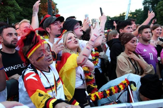 DEU, FIFA, EM-2024, Fanmeile, 23.06.2024, Strasse des 17.Juni, Fanmeile, Berlin, DEU, FIFA, EM-2024, Fanmeile, im Bild Zuschauer, Besucher, Fans, Fahnen Foto: Juergen Engler nordphoto GmbH