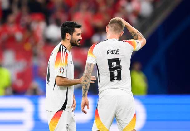 v.l. lkay GUENDOGAN (Gündogan) (GER), Toni KROOS (GER) Diskussion Vorrunde 3. Spieltag, Gruppe A, Match M25, Schweiz (SUI) - Deutschland (GER), am 23.06.2024 in Frankfurt Deutschland. Fussball Europameisterschaft 2024 vom 14.06. - 14.07.2024 in Deutschland. Â