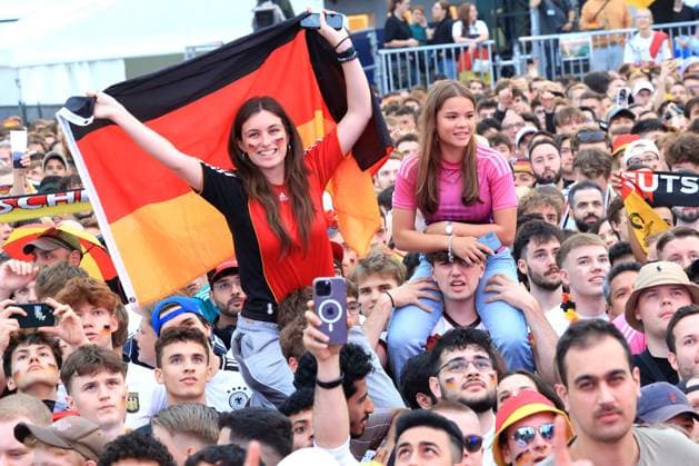 DEU, FIFA, EM-2024, Fanmeile, 23.06.2024, Strasse des 17.Juni, Fanmeile, Berlin, DEU, FIFA, EM-2024, Fanmeile, im Bild Zuschauer, Besucher, Fans, Fahnen Foto: Juergen Engler nordphoto GmbH