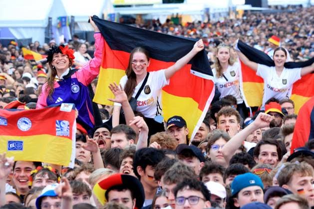 DEU, FIFA, EM-2024, Fanmeile, 23.06.2024, Strasse des 17.Juni, Fanmeile, Berlin, DEU, FIFA, EM-2024, Fanmeile, im Bild Zuschauer, Besucher, Fans, Fahnen Foto: Juergen Engler nordphoto GmbH