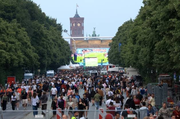 DEU, FIFA, EM-2024, Fanmeile, 23.06.2024, Strasse des 17.Juni, Fanmeile, Berlin, DEU, FIFA, EM-2024, Fanmeile, im Bild Zuschauer, Besucher, Fans, Fahnen Foto: Juergen Engler nordphoto GmbH