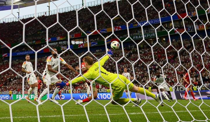 Fußball, Herren, Saison 2023 24, Euro EM 2024, Gruppe A (3. Spieltag) in Frankfurt, Schweiz - Deutschland, Dan Ndoye (Schweiz) erzielt das Tor zum 1:0 gegen Jonathan Tah (Deutschland) und Torhüter Manuel Neuer (Deutschland), 23.06. 2024, Copyright: xMatthiasxKochx