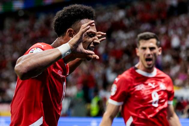 UEFA EURO, EM, Europameisterschaft,Fussball 2024: Schweiz - Deutschland; 23.06.2024 Dan Ndoye (Schweiz, 19) jubelt nach seinem Tor, hinten Remo Freuler (Schweiz, 8). UEFA EURO 2024: Schweiz - Deutschland; Frankfurt Arena, Frankfurt am 23.06.2024 Copyright: xBEAUTIFULxSPORTS Wunderlx
