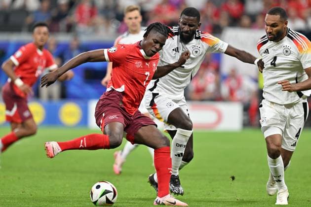 240623 EURO2024 SWITZERLAND VS GERMANY Breel Embolo (7) of Switzerland pictured in a duel with Antonio Rudiger (2) of Germany and Jonathan Tah (4) of Germany during a soccer game between the national teams of Switzerland and Germany on the third matchday in Group A in the group stage of the UEFA EURO, EM, Europameisterschaft,Fussball 2024 tournament , on Sunday 23 June 2024 in Frankfurt , Germany . PHOTO SPORTPIX David Catry FRANKFURT GERMANY  Copyright: xx 467950