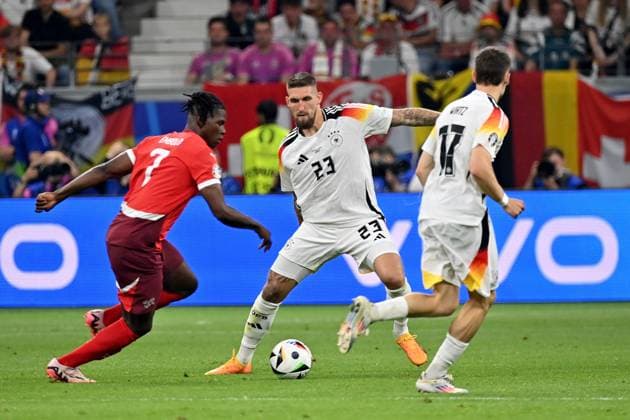 23.06.2024, xjrdrx, Fussball EM 2024, Schweiz - Deutschland emspor, v.l. Breel Donald Embolo (Schweiz) Robert Andrich (Deutsche Fussball Nationalmannschaft DFB) Florian Wirtz (Deutsche Fussball Nationalmannschaft DFB) Zweikampf, Aktion, action, battle for the ball (DFL DFB REGULATIONS PROHIBIT ANY USE OF PHOTOGRAPHS as IMAGE SEQUENCES and or QUASI-VIDEO) Frankfurt
