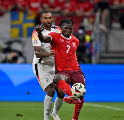 23.06.2024, Fussball UEFA EURO, EM, Europameisterschaft,Fussball 2024, Vorrunde, 3.Spieltag, Deutschland - Schweiz, in der Frankfurt-Arena in Frankfurt am Main, v.l. Jonathan Tah (Deutschland) gegen Breel Embolo (Schweiz)
