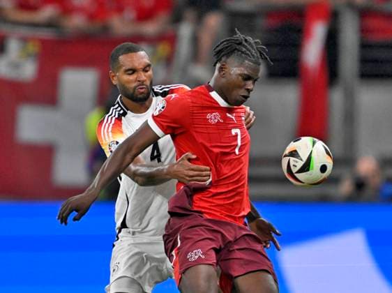 23.06.2024, Fussball UEFA EURO, EM, Europameisterschaft,Fussball 2024, Vorrunde, 3.Spieltag, Deutschland - Schweiz, in der Frankfurt-Arena in Frankfurt am Main, v.l. Jonathan Tah (Deutschland) gegen Breel Embolo (Schweiz)