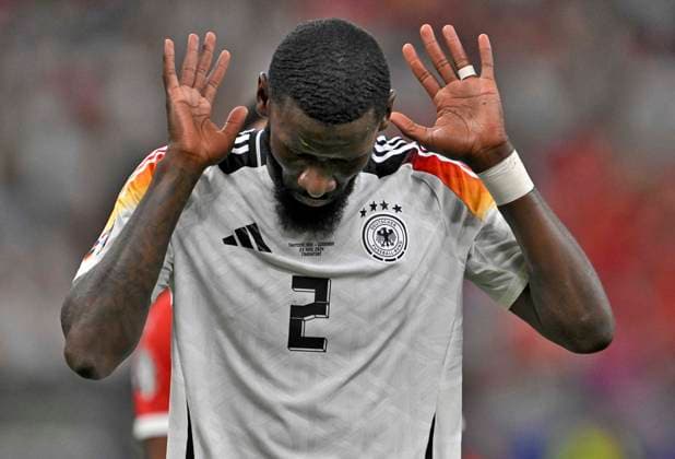 Sport Bilder des Tages 23.06.2024, Fussball UEFA EURO, EM, Europameisterschaft,Fussball 2024, Vorrunde, 3.Spieltag, Deutschland - Schweiz, in der Frankfurt-Arena in Frankfurt am Main, Antonio Rüdiger (Deutschland) ergibt sich