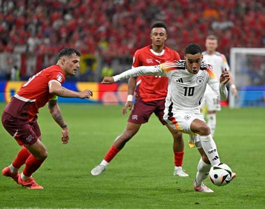 23.06.2024, Fussball UEFA EURO, EM, Europameisterschaft,Fussball 2024, Vorrunde, 3.Spieltag, Deutschland - Schweiz, in der Frankfurt-Arena in Frankfurt am Main, Jamal Musiala (Deutschland) zieht vorbei