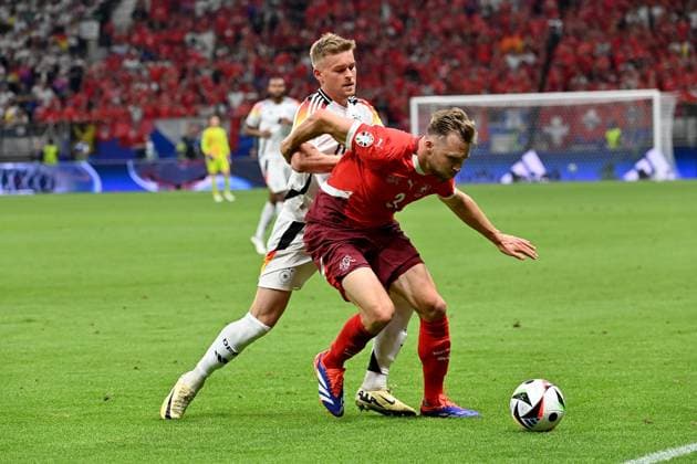 23.06.2024, xjrdrx, Fussball EM 2024, Schweiz - Deutschland emspor, v.l. Maximilian Mittelstädt (Deutsche Fussball Nationalmannschaft DFB) Silvan Widmer (Schweiz) Zweikampf, Aktion, action, battle for the ball (DFL DFB REGULATIONS PROHIBIT ANY USE OF PHOTOGRAPHS as IMAGE SEQUENCES and or QUASI-VIDEO) Frankfurt