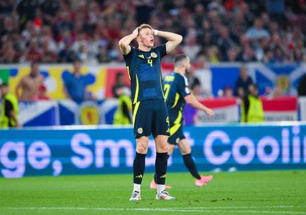 Scott McTominay (Scotland) gestikuliert und wirkt enttaeuscht, UEFA EURO, EM, Europameisterschaft,Fussball 2024 - Group A, Scotland vs Hungary, Arena Stuttgart am 23. June 2024 in Stuttgart, Deutschland. (Foto von Silas Schueller DeFodi Images) Scott McTominay (Scotland) gestures and looks dejected, UEFA EURO 2024 - Group A, Scotland vs Hungary, Arena Stuttgart on June 23, 2024 in Stuttgart, Germany. (Photo by Silas Schueller DeFodi Images) Defodi-738_738_SCOHUN_20240623_250
