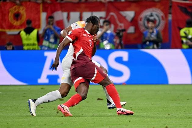 23.06.2024, xjrdrx, Fussball EM 2024, Schweiz - Deutschland emspor, v.l. Jonathan Tah (Deutsche Fussball Nationalmannschaft DFB) Breel Donald Embolo (Schweiz) Zweikampf, Aktion, action, battle for the ball (DFL DFB REGULATIONS PROHIBIT ANY USE OF PHOTOGRAPHS as IMAGE SEQUENCES and or QUASI-VIDEO) Frankfurt