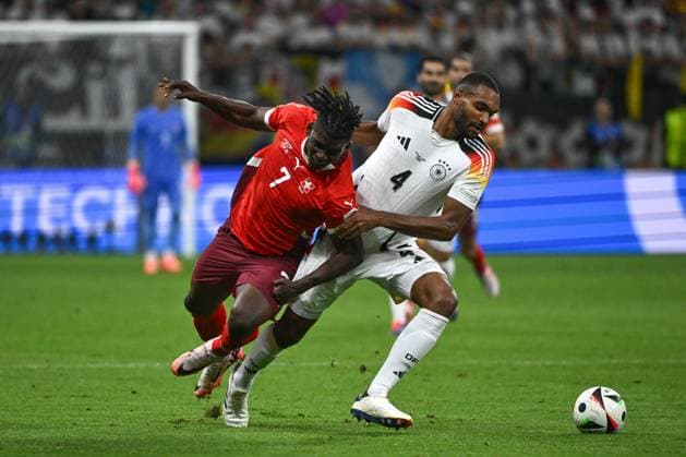 23.06.2024, xpsx, Fussball EM 2024, Schweiz - Deutschland emspor, v.l. Breel Embolo (Schweiz, 7), Jonathan Tah (Deutschland, 4) Zweikampf, Duell, Kampf, tackle (DFL DFB REGULATIONS PROHIBIT ANY USE OF PHOTOGRAPHS as IMAGE SEQUENCES and or QUASI-VIDEO) Frankfurt