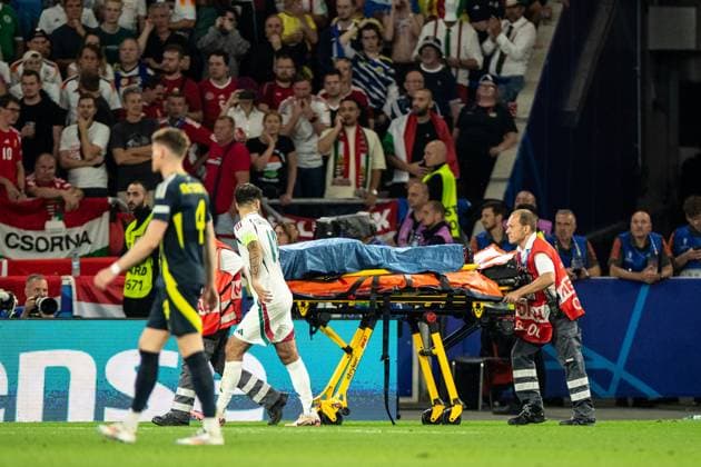 UEFA EURO, EM, Europameisterschaft,Fussball 2024: Schottland - Ungarn; 23.06.2024 ein Spieler von Ungarn wurde Verletzt, Rettungsdienst und stewards auf dem Spielfeld. UEFA EURO 2024: Schottland - Ungarn; Stuttgart Stadion, Stuttgart; 23.06.2024 Copyright: xBEAUTIFULxSPORTS Buriakovx
