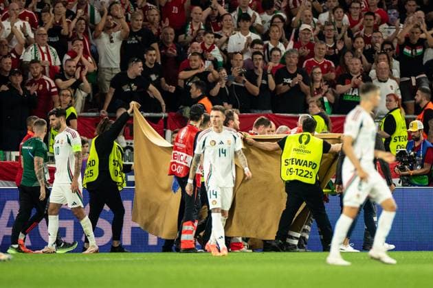 UEFA EURO, EM, Europameisterschaft,Fussball 2024: Schottland - Ungarn; 23.06.2024 ein Spieler von Ungarn wurde Verletzt, Rettungsdienst und stewards auf dem Spielfeld. UEFA EURO 2024: Schottland - Ungarn; Stuttgart Stadion, Stuttgart; 23.06.2024 Copyright: xBEAUTIFULxSPORTS Buriakovx