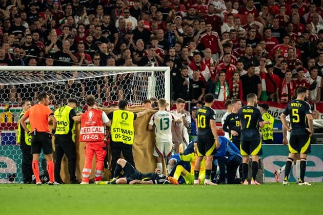 Sport Bilder des Tages UEFA EURO, EM, Europameisterschaft,Fussball 2024: Schottland - Ungarn; 23.06.2024 ein Spieler von Ungarn wurde Verletzt, Rettungsdienst und stewards auf dem Spielfeld. UEFA EURO 2024: Schottland - Ungarn; Stuttgart Stadion, Stuttgart; 23.06.2024 Copyright: xBEAUTIFULxSPORTS Buriakovx