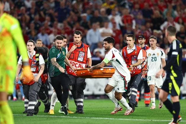 Sport Themen der Woche KW25 Sport Bilder des Tages Sport Bilder des Tages Dominik Szoboszlai of Hungary helps medical staff rush to injured Barnabas Varga of Hungary with a stretcher Scotland v Hungary, UEFA European Championship, EM, Europameisterschaft 2024, Group A, Football, Stuttgart Arena, Stuttgart, Germany, 23 Jun 2024 EDITORIAL USE ONLY No use with unauthorised audio, video, data, fixture lists, club league logos or live services. Online in-match use limited to 120 images, no video emulation. No use in betting, games or single club league player publications.  Copyright: xMichaelxZemanek Shutterstockx 14548075bb