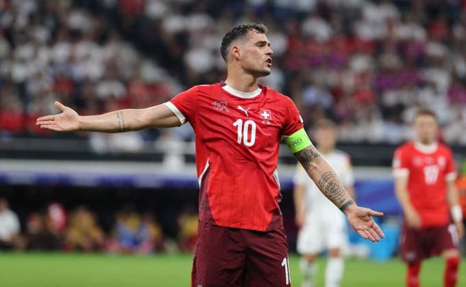 Granit Xhaka zeigend, gestikulierend Aktion Oberkörper Fußball Fussball Europameisterschaft Euro 2024 EM Herren Saison 2023 2024 23.06.2024 Schweiz SUI vs. Deutschland GER in Frankfurt a. M. DFL regulations prohibit any use of photographs as image sequences and or quasi-video.