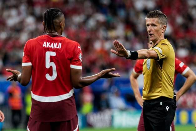 UEFA EURO, EM, Europameisterschaft,Fussball 2024: Schweiz - Deutschland; 23.06.2024 Schiedsrichter Daniele Orsato (ITA), Manuel Akanji (Schweiz, 5). UEFA EURO 2024: Schweiz - Deutschland; Frankfurt Arena, Frankfurt am 23.06.2024 Copyright: xBEAUTIFULxSPORTS Wunderlx