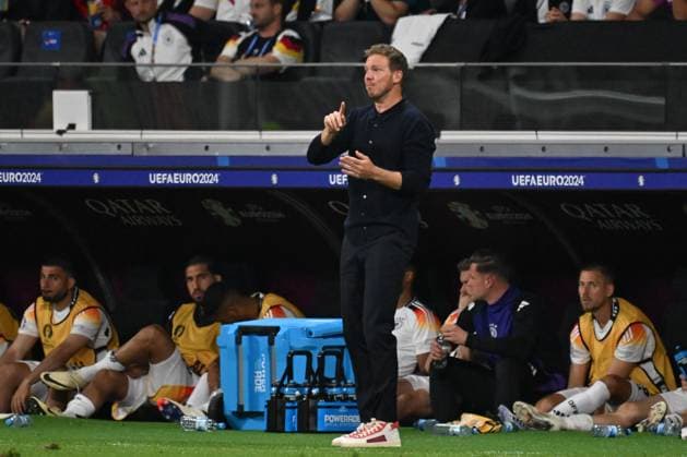 23.06.2024, xjhx, Fussball EM 2024, Schweiz - Deutschland emspor, v.l. Julian Nagelsmann (Deutschland, Trainer) gibt Anweisungen, gestikuliert mit den Armen, gesticulate, gives instructions (UEFA REGULATIONS PROHIBIT ANY USE OF PHOTOGRAPHS as IMAGE SEQUENCES and or QUASI-VIDEO) Frankfurt
