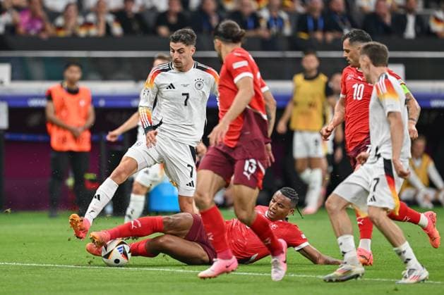 23.06.2024, xscotx, Fussball EM 2024, Schweiz - Deutschland, emspor, v.l. Kai Havertz (Deutschland, 7), Manuel Akanji (Schweiz, 5) Zweikampf, Duell, Kampf, tackle Frankfurt am Main