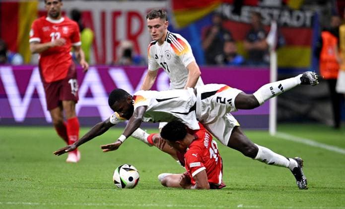 Fussball Euro 2024 Gruppe A 23.06.2024 Schweiz - Deutschland Florian Wirtz (oben, Deutschland) gegen Antonio Ruediger (mitte, Deutschland) gegen Dan Ndoye (unten, Schweiz)