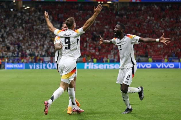 Niclas Füllkrug (Deutschland) Torjubel,jubelt mit seiner Mannschaft nach dem Treffer zum 1:1, UEFA EURO, EM, Europameisterschaft,Fussball 2024 - Group A, Switzerland vs Germany, Arena Frankfurt am 23. June 2024 in Frankfurt am Main, Deutschland. (Foto von Oliver Kaelke DeFodi Images) Niclas Füllkrug (Deutschland) celebrates after scoring his team s first goal with teammates, UEFA EURO 2024 - Group A, Switzerland vs Germany, Arena Frankfurt on June 23, 2024 in Frankfurt am Main, Germany. (Photo by Oliver Kaelke DeFodi Images) Defodi-678_2024_06_23_OK_SUIGER_2582