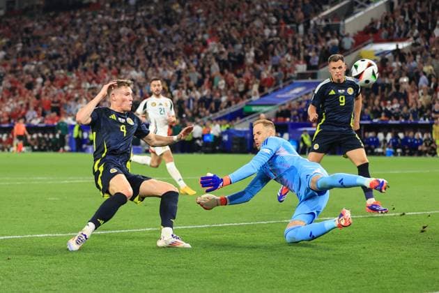 Football - UEFA EURO, EM, Europameisterschaft,Fussball 2024 - Group A - Scotland v Hungary 23rd June 2024 - UEFA EURO 2024 - Group A - Scotland v Hungary - Scott McTominay of Scotland misses a chance - Photo: Simon Stacpoole Offside. Stuttgart Germany Copyright: xSimonxStacpoolexOffside