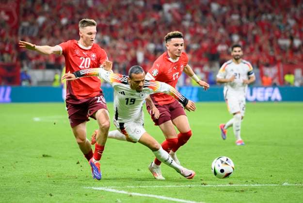 v.l. AEBISCHER Michel (SUI), Leroy SANE (GER), VARGAS Ruben (SUI) Aktion, Zweikampf, Vorrunde 3. Spieltag, Gruppe A, Match M25, Schweiz (SUI) - Deutschland (GER), am 23.06.2024 in Frankfurt Deutschland. Fussball Europameisterschaft 2024 vom 14.06. - 14.07.2024 in Deutschland. Â