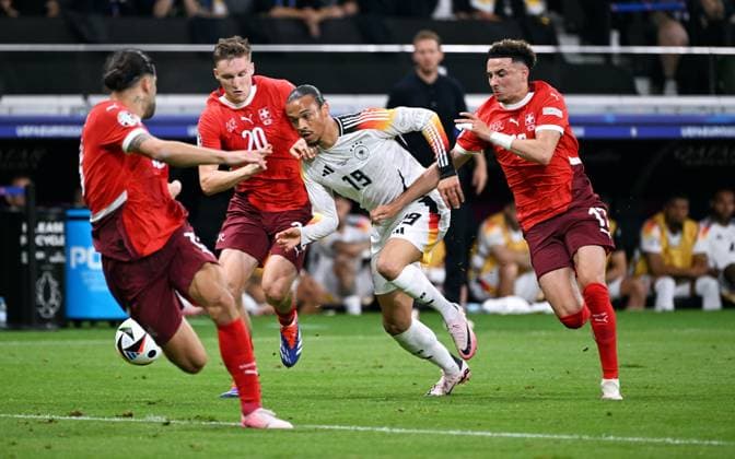 Fussball, Europameisterschaft, EURO 2024, Gruppe A, Frankfurt Arena: Schweiz - Deutschland 1:1; Ricardo Rodriguez (SUI), Michel Aebischer (SUI), Leroy Sane (GER), Ruben Vargas (SUI). Aktion