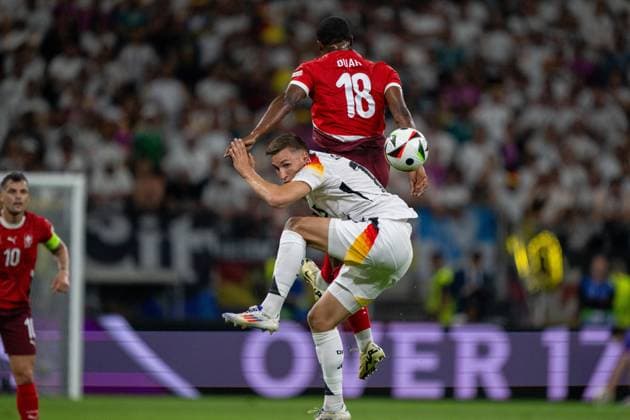 GER, EURO 2024, Group A, Schweiz (SUI) vs Deutschland (GER) 23.06.2024, Frankfurt Arena, Frankfurt, GER, EURO 2024, Group A, Schweiz (SUI) vs Deutschland (GER) Im Bild: Kwadwo Duah (Schweiz SUI, 18) Nico Schlotterbeck (Deutschland GER, 15); im Zweikampf, Duell, Dynamik, Aktion, Action, Spielszene; Kopfball Kopfballduell; Dynamik, Aktion, Action, Spielszene;