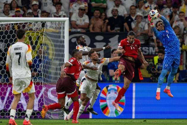 GER, EURO 2024, Group A, Schweiz (SUI) vs Deutschland (GER) 23.06.2024, Frankfurt Arena, Frankfurt, GER, EURO 2024, Group A, Schweiz (SUI) vs Deutschland (GER) Im Bild: Yann Sommer (Schweiz SUI, 01) ein sicher Schlussmann Ball Faustabwehr Strafraum