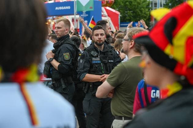 Leipzig - Schweiz spielt gegen Deutschland: Fan Zone auf Augustsplatz voll 23.06.2024 gegen 21 Uhr Leipzig, Augustusplatz Zum letzten EM-Vorrundenspiel der Deutschen gegen die Schweiz haben sich erneut rund 15.000 Fans auf dem Leipziger Augustusplatz versammelt. Der Platz wurde noch vor dem Start des Spiels durch die Stadt Leipzig aus Sicherheitsgründen geschlossen. Die Polizei ist mit einem Großaufgebot vor Ort. Leipzig Sachsen Deutschland Copyright: xEHLxMedia Erik-HolmxLanghofx 240623_em-public-viewing-leipzig_10