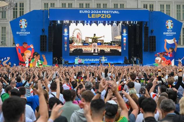 Leipzig - Schweiz spielt gegen Deutschland: Fan Zone auf Augustsplatz voll 23.06.2024 gegen 21 Uhr Leipzig, Augustusplatz Zum letzten EM-Vorrundenspiel der Deutschen gegen die Schweiz haben sich erneut rund 15.000 Fans auf dem Leipziger Augustusplatz versammelt. Der Platz wurde noch vor dem Start des Spiels durch die Stadt Leipzig aus Sicherheitsgründen geschlossen. Die Polizei ist mit einem Großaufgebot vor Ort. Leipzig Sachsen Deutschland Copyright: xEHLxMedia Erik-HolmxLanghofx 240623_em-public-viewing-leipzig_11