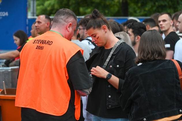 Leipzig - Schweiz spielt gegen Deutschland: Fan Zone auf Augustsplatz voll 23.06.2024 gegen 21 Uhr Leipzig, Augustusplatz Zum letzten EM-Vorrundenspiel der Deutschen gegen die Schweiz haben sich erneut rund 15.000 Fans auf dem Leipziger Augustusplatz versammelt. Der Platz wurde noch vor dem Start des Spiels durch die Stadt Leipzig aus Sicherheitsgründen geschlossen. Die Polizei ist mit einem Großaufgebot vor Ort. Leipzig Sachsen Deutschland Copyright: xEHLxMedia Erik-HolmxLanghofx 240623_em-public-viewing-leipzig_14