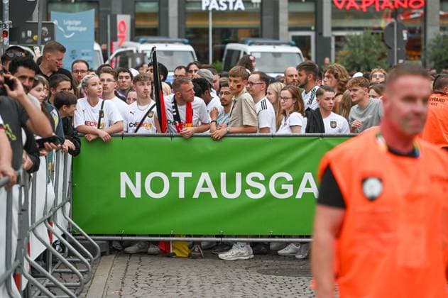 Leipzig - Schweiz spielt gegen Deutschland: Fan Zone auf Augustsplatz voll 23.06.2024 gegen 21 Uhr Leipzig, Augustusplatz Zum letzten EM-Vorrundenspiel der Deutschen gegen die Schweiz haben sich erneut rund 15.000 Fans auf dem Leipziger Augustusplatz versammelt. Der Platz wurde noch vor dem Start des Spiels durch die Stadt Leipzig aus Sicherheitsgründen geschlossen. Die Polizei ist mit einem Großaufgebot vor Ort. Leipzig Sachsen Deutschland Copyright: xEHLxMedia Erik-HolmxLanghofx 240623_em-public-viewing-leipzig_15