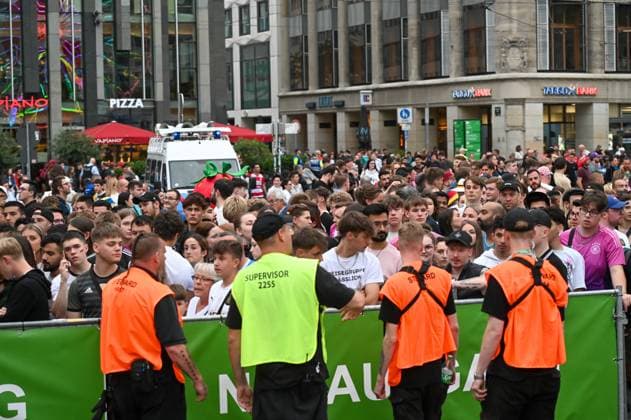 Leipzig - Schweiz spielt gegen Deutschland: Fan Zone auf Augustsplatz voll 23.06.2024 gegen 21 Uhr Leipzig, Augustusplatz Zum letzten EM-Vorrundenspiel der Deutschen gegen die Schweiz haben sich erneut rund 15.000 Fans auf dem Leipziger Augustusplatz versammelt. Der Platz wurde noch vor dem Start des Spiels durch die Stadt Leipzig aus Sicherheitsgründen geschlossen. Die Polizei ist mit einem Großaufgebot vor Ort. Leipzig Sachsen Deutschland Copyright: xEHLxMedia Erik-HolmxLanghofx 240623_em-public-viewing-leipzig_16
