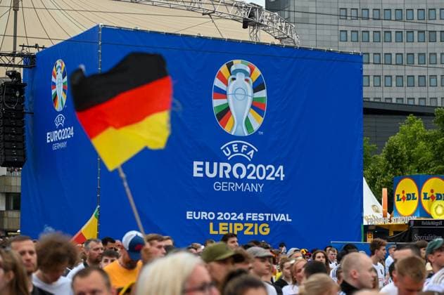 Leipzig - Schweiz spielt gegen Deutschland: Fan Zone auf Augustsplatz voll 23.06.2024 gegen 21 Uhr Leipzig, Augustusplatz Zum letzten EM-Vorrundenspiel der Deutschen gegen die Schweiz haben sich erneut rund 15.000 Fans auf dem Leipziger Augustusplatz versammelt. Der Platz wurde noch vor dem Start des Spiels durch die Stadt Leipzig aus Sicherheitsgründen geschlossen. Die Polizei ist mit einem Großaufgebot vor Ort. Leipzig Sachsen Deutschland Copyright: xEHLxMedia Erik-HolmxLanghofx 240623_em-public-viewing-leipzig_5