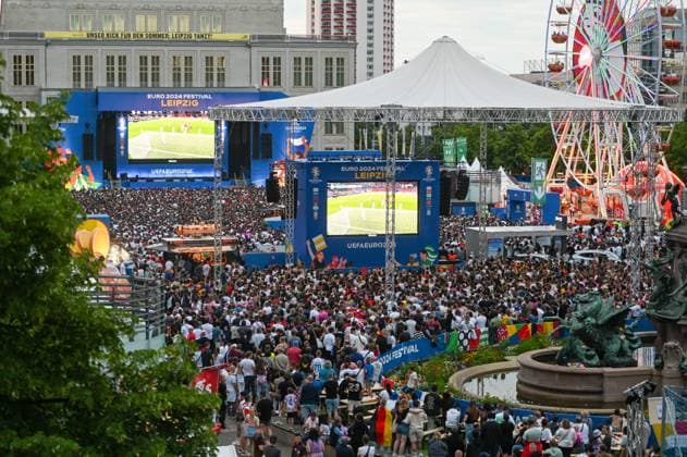 Leipzig - Schweiz spielt gegen Deutschland: Fan Zone auf Augustsplatz voll 23.06.2024 gegen 21 Uhr Leipzig, Augustusplatz Zum letzten EM-Vorrundenspiel der Deutschen gegen die Schweiz haben sich erneut rund 15.000 Fans auf dem Leipziger Augustusplatz versammelt. Der Platz wurde noch vor dem Start des Spiels durch die Stadt Leipzig aus Sicherheitsgründen geschlossen. Die Polizei ist mit einem Großaufgebot vor Ort. Leipzig Sachsen Deutschland Copyright: xEHLxMedia Erik-HolmxLanghofx 240623_em-public-viewing-leipzig_26