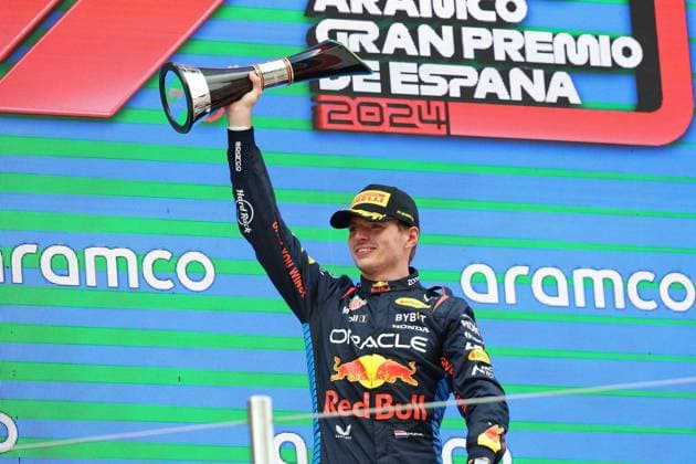 23.06.2024, xrarjax, Motorsport FIA Formel 1, Großer Preis von Spanien emspor, v.l. Rennen Max Verstappen (Oracle Red Bull Racing) Startnummer 1 auf dem Podium Jubel Freude Emotionen mit dem Siegerpokal Pokal Trophäe Barcelona