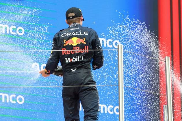 23.06.2024, xrarjax, Motorsport FIA Formel 1, Großer Preis von Spanien emspor, v.l. Rennen Max Verstappen (Oracle Red Bull Racing) Startnummer 1 auf dem Podium Jubel Freude Emotionen Sektdusche Champagnerdusche Siegerehrung Barcelona
