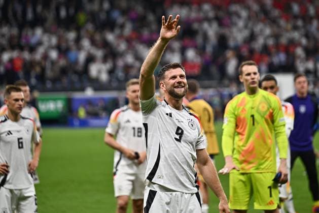 23.06.2024, xscotx, Fussball EM 2024, Schweiz - Deutschland, emspor, v.l. Deutschland um Niclas Fuellkrug (Füllkrug, Deutschland, 9) Bedankt sich bei den Fans Jubel ueber Ausgleich, Unentschieden Frankfurt am Main