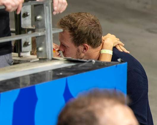 23.06.2024, Fussball UEFA EURO, EM, Europameisterschaft,Fussball 2024, Vorrunde, 3.Spieltag, Deutschland - Schweiz, in der Frankfurt-Arena in Frankfurt am Main, Nach dem Spiel möchte Lena Wurzenberger (Deutschland) die Freundin von Trainer Julian Nagelsmann (Deutschland) den Moment mit Freund Julian alleine verbringen und versteckt sich vor den Fotografen hinter einer Mauer im Innenraum für das Siegerküsschen *** 23 06 2024, Football UEFA EURO 2024, preliminary round, match day 3, Germany Switzerland, at the Frankfurt Arena in Frankfurt am Main, After the match, Lena Wurzenberger Germany the girlfriend of coach Julian Nagelsmann Germany wants to spend the moment alone with boyfriend Julian and hides from the photographers behind a wall in the interior for the winners kiss