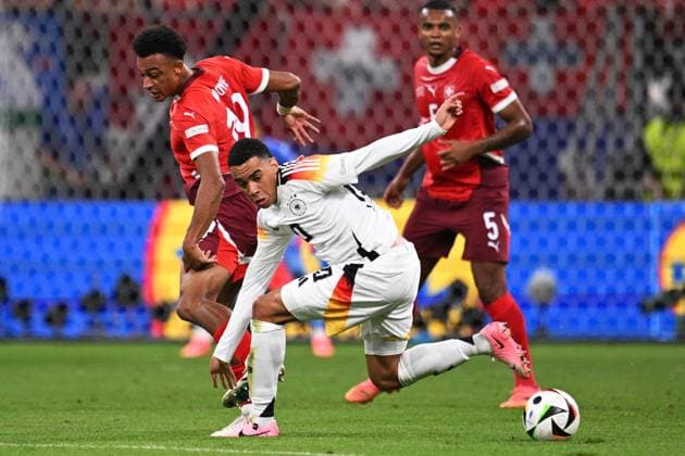 Germany Soccer Euro 2024 Switzerland - Germany 8715254 23.06.2024 Switzerland s Dan Ndoye, left, and Germany s Niclas Füllkrug, centre, struggle for the ball during the UEFA EURO, EM, Europameisterschaft,Fussball 2024 Group A soccer match between Switzerland and Germany at the Frankfurt Arena in Frankfurt am Main, Germany. Alexey Filippov Sputnik Germany  Copyright: xAlexeyxFilippovx